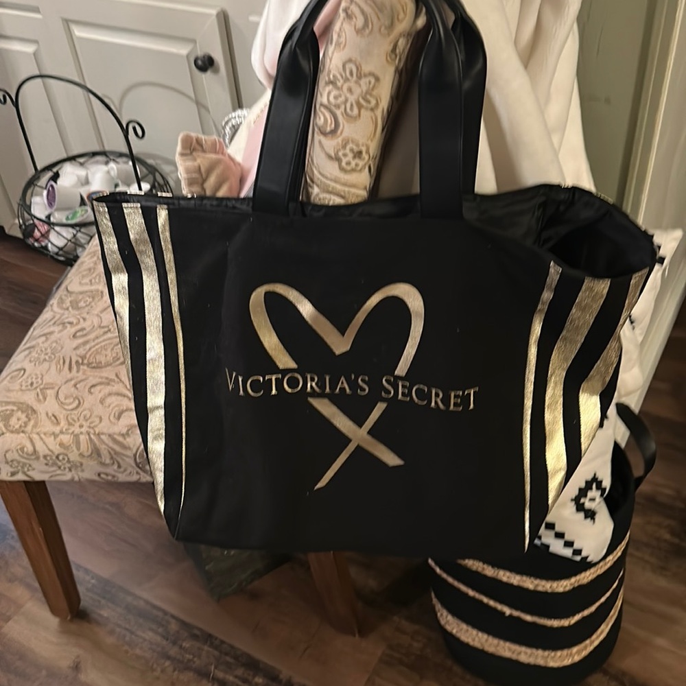 Womens Victoria secret tote !